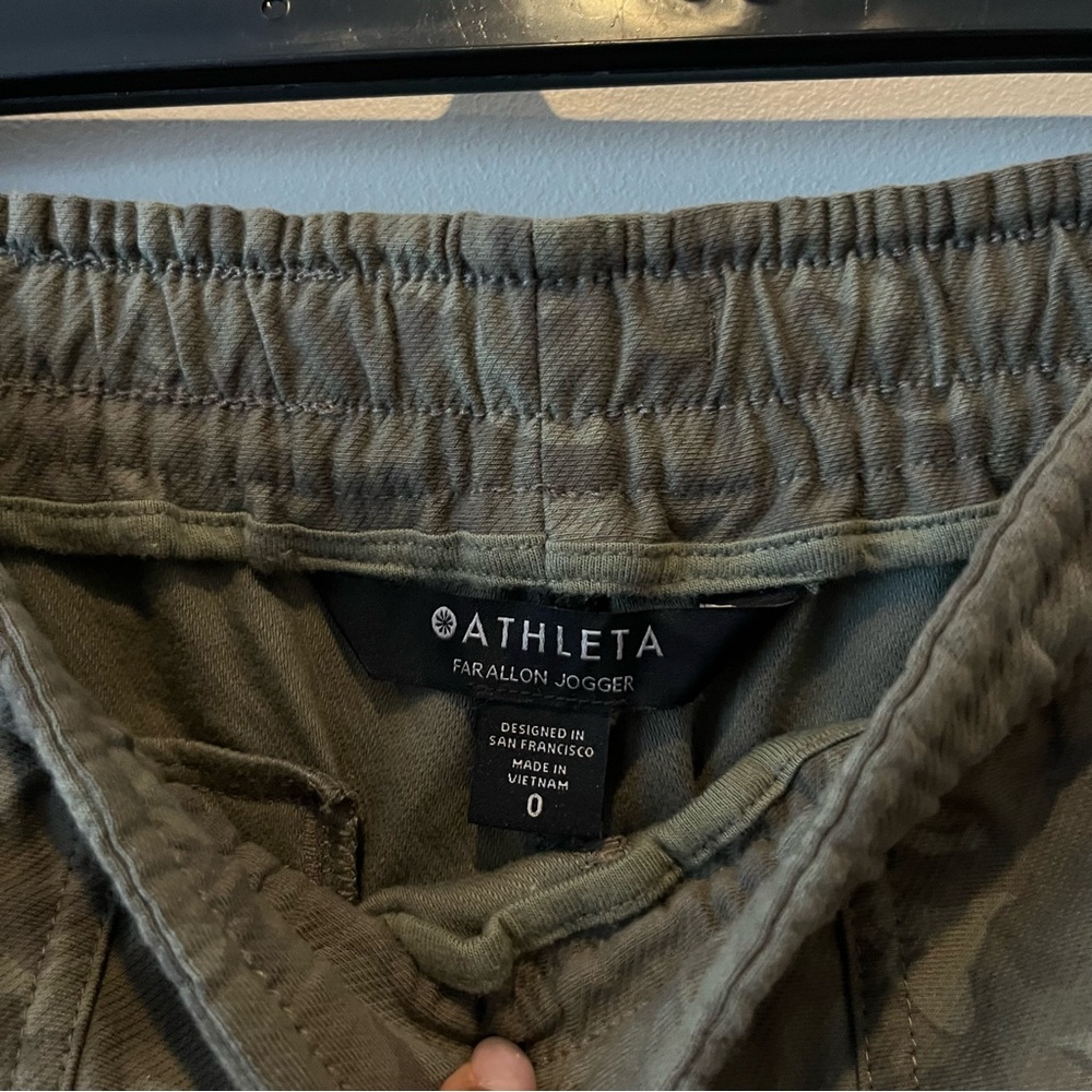 ATHLETA Printed Farallon Jogger Laurel Olive Camo - Picture 5 of 11